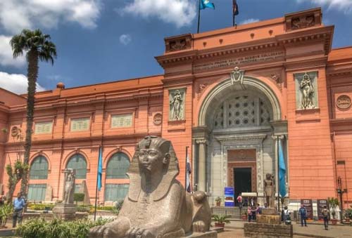 view for the entrance of the national Egyptian museum in Cairo